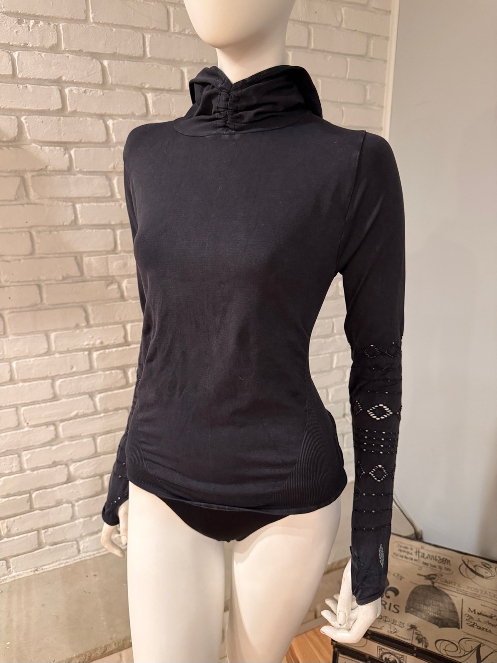 FP Movement Washed Black Hooded Long Sleeve Fitted Performance Thumbholes NWOT - Picture 11 of 16